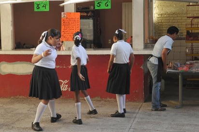 Al modificarse el artículo tercero Constitucional quedó establecida la prohibición de proporcionarle a los educandos alimentos que no tengan el contenido adecuado nutricional.  (Archivo)