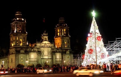 El árbol mide 40 metros y fue elaborado con follaje tipo natural, 40 mil focos, 200 estrobos, 12 luces robóticas, 13 esferas de tres metros de diámetro y 20 esferas de dos metros, además de 200 adornos. (Twitter)