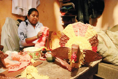 Labor.  En la ciudad fronteriza de Tijuana, familias purépechas de Michoacán trabajan a su ritmo y horario, por lo que ganan según la cantidad de piñatas que elaboren.