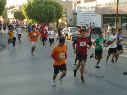 Con un clima bastante agradable, los atletas tomaron las principales arterias de Torreón en una de las últimas pruebas del año, donde los ganadores se llevaron pavos de buen tamaño. (Archivo)