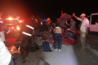 Rescate. Personal del Cuerpo de Bomberos rescató a las personas lesionadas.