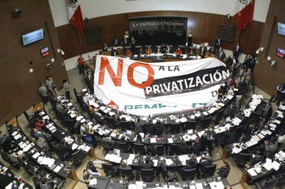 Con una gran manta que rechazaba una supuesta privatización de Petróleos Mexicanos (Pemex), legisladores del PRD, PT y Movimiento Ciudadano, pasadas las 23:00 horas, tomaron la tribuna senatorial para impedir la aprobación. (Notimex) 
