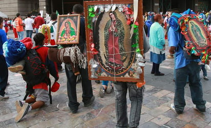 En la Basílica continúa este jueves la llegada de peregrinos aunque con menor afluencia. (EFE)