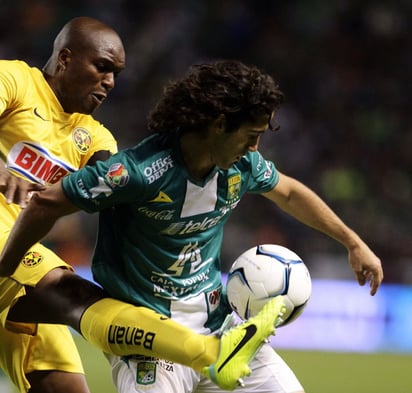 El jugador de León, Matías Britos (d), disputa un balón ante Aquivaldo Mosquera (i), del América, durante el partido de ida de la final del Torneo Apertura 2013 realizado en el estadio Nou Camp, en la ciudad de León. (EFE)