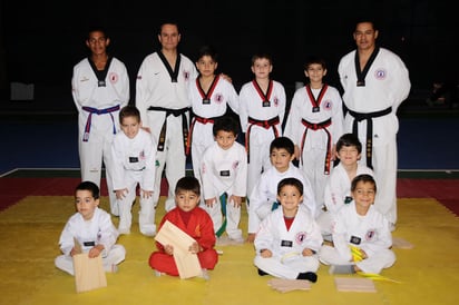 En un ambiente de disciplina y fiesta deportiva se celebró el jueves el Examen de Cintas Menores aplicado a ocho alumnos de la Escuela Jido Kwan del Parque España, resultando todo un éxito. (Fotografías de Jesús Galindo López)