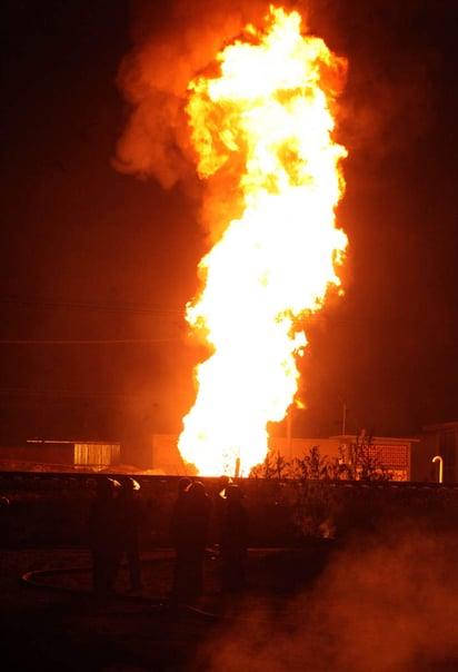 El percance ocurrió al filo de las 12:30 horas cuando unas personas que extraían de manera ilegal combustible de una tubería de Petróleos Mexicanos provocaron la fuga que ocasionó un estallido minutos más tarde. (El Universal) 