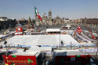 La pista de hielo, así como otros atractivos navideños, se instaló en la plancha del Zócalo capitalino. (Archivo)