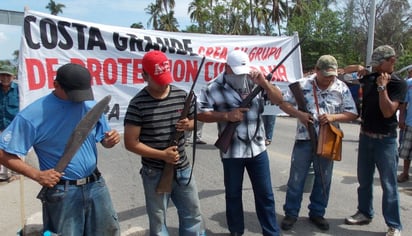 Seguridad.  Un grupo de personas organizadas como autodefensas bloquea una carretera.