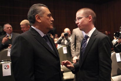 Sesión. Los diputados Manlio Fabio Beltrones del PRI y Ricardo Anaya, del PAN y presidente de la Cámara de Diputados, durante la sesión de ayer miércoles de la Comisión Permanente.