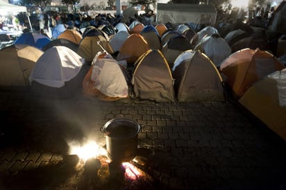 Una olla llena de agua se calienta para preparar café en el campamento de inmigrantes deportados desde EstadosUni-
dos y que encuentran asilo a unos pasos de la frontera en Tijuana, México, donde viven unas 700 personas que esperan
una nueva oportunidad.