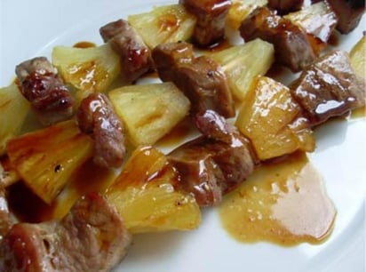 Brochetas de cerdo con piña