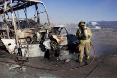 Aparatoso. Tras el choque se produjo un incendio en las unidades, el cual fue sofocado por bomberos.