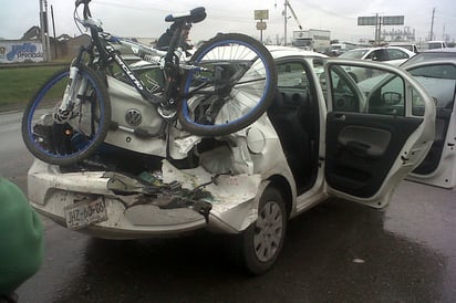 Alcance. Este VW Gol fue chocado por atrás por un tráiler en el puente Centenario del Periférico.