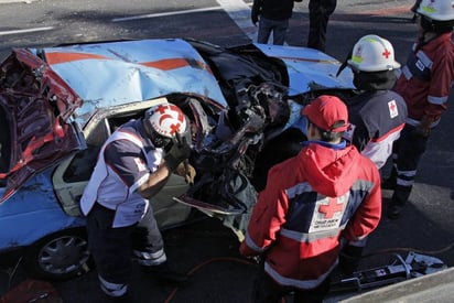 Volcadura. Son comunes los accidentes viales en vacaciones.