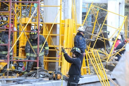 Cae construcción. En la colonia Del Valle, se reportó un derrumbe en una construcción de tres pisos.