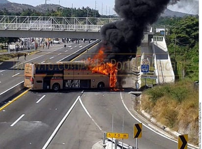 Violencia. Los bloqueos se registraron a la altura de la comunidad de Úspero, en un crucero que conecta a Parácuaro, localidad tomada ayer por autodefensas.