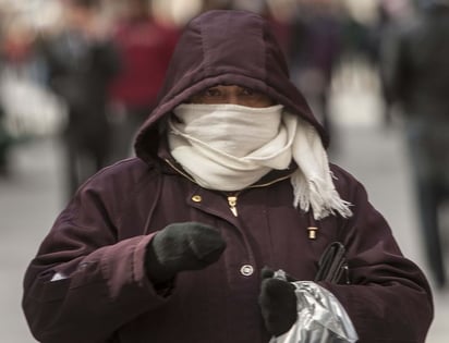 Pega duro. Ante la llegada del frente frío número 24, los regiomontanos salen abrigados para protegerse de las bajas temperaturas que oscilan alrededor de los 4 grados centígrados y se espera que el clima descienda más. 