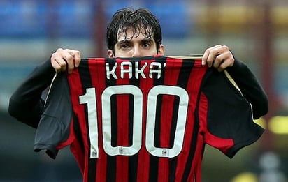 Kaká, delantero brasileño del Milan, muestra una camiseta con el número '100', en referencia al número de goles a los que llegó con el Milan. Espera Kaká jugar por Brasil en Mundial 2014