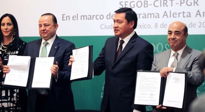 Frima. Tristán Canales, presidente de la CIRT; Miguel Osorio Chong, secretario de Gobernación, y Jesús Murillo Karam, procurador general de la República, firmaron ayer miércoles un convenio de colaboración para fortalecer la Alerta Amber México.