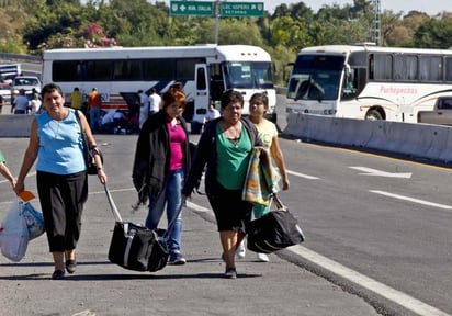  ARRECIAN BLOQUEOS
 En el municipio de Parácuaro, ayer miércoles volvió la tensión a la zona de conflicto al reanudarse los bloqueos en la carretera Cuatro Caminos-Apatzingán, a la altura de la caseta de Santa Casilda, donde fueron atravesados, por grupos de personas encapuchadas, dos autobuses de pasajeros. Por su parte, el gobernador, Fausto Vallejo, dijo que la coordinación entre las administraciones gobiernos estatal y federal, a través de las delegaciones, se mantiene fuerte.

 