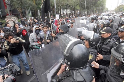 Protesta. Al menos 30 personas, algunas de ellas encapuchadas se manifiestan en las inmediaciones del Ángel de la Independencia.