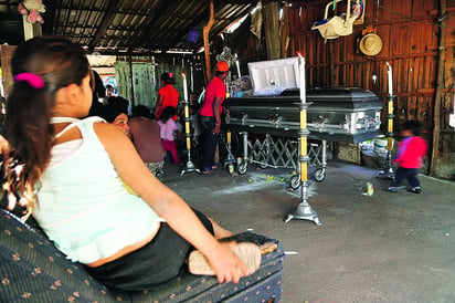 Tristeza. Familiares de uno de los fallecidos en enfrentamientos con el Ejército ayer por la madrugada velan su cuerpo en la población de Antúnez, Michoacán.