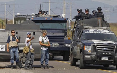 A la entrada de Nueva Italia se encuentran instalados tres retenes por parte de estos grupos en los cuales, también participan elementos de la Policía Federal con patrullas y elementos a pie. (EL UNIVERSAL)