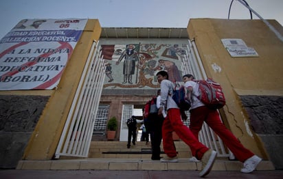 De nuevo. Aspectos del regreso a clases en Apatzingán, el cual ha sido resguardado por la Policía Federal y del Ejército.