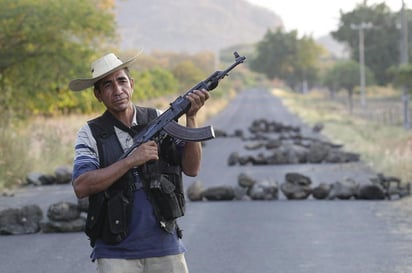 Ante el hecho de que hubo el martes enfrentamientos entre autodefensas y delincuentes de “Los Templarios”, Murillo respondió a los reporteros que sin embargo, esos choques ya no se dan a diario. (ARCHIVO)