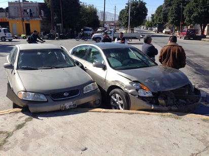 Sin lesionados. En el cruce de Quetzalcoatl y Ealy Ortiz se registró un choque de dejó fuertes daños materiales.