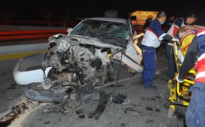 Accidente. El vehículo Nissan Sentra quedó completamente destrozado y el motor cayó a varios metros de distancia.