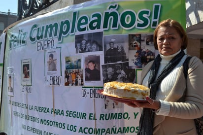 Recuerdo. Las mujeres de Fuundec mantienen la esperanza de encontrar a sus hijos y esposos; ayer partieron un pastel en la Plaza de Armas para recordar el cumpleaños de cuatro de ellos. 