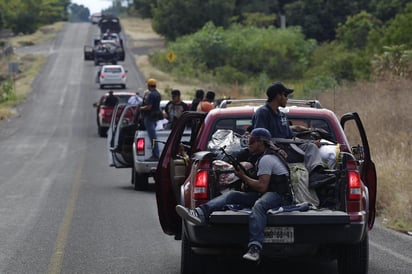 El convenio estipula que las autodefensas no avanzarán en territorio michoacano hasta que no estén instauradas legalmente, lo que permitirá hacer un frente común contra el crimen organizado que opera principalmente en la zona de Tierra Caliente. (ARCHIVO)