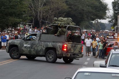 IMPIDEN EL PASO DE LOS MILITARES. Policías ciudadanos y pobladores del Valle Ocotito, en Chilpancingo, Guerrero, se congregaron sobre la carretera federal Acapulco-México para impedir el ingreso de elementos del Ejército a su población. Los manifestantes están a favor de la seguridad comunitaria.