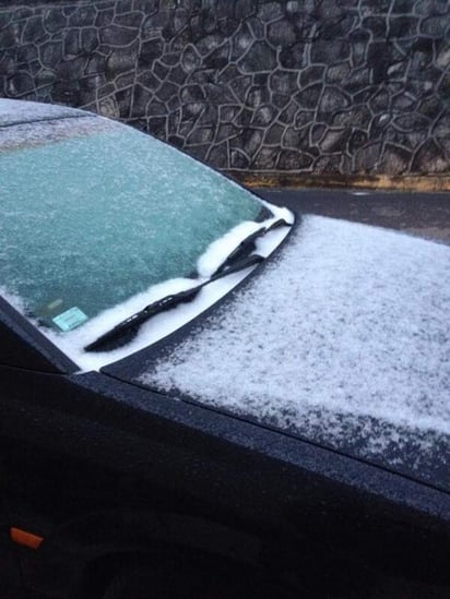 Usuarios de las redes sociales, han comenzado a compartir las fotografías del aguanieve sobre sus autos. (Twitter) 