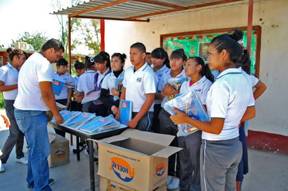 Entrega de útiles. Apoya fundación Chilchota a jovencitos de secundarias, entregándoles paquetes de útiles escolares gratuitos.