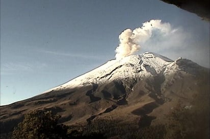 Durante la noche se pudo observar poca incandescencia en el cráter del volcán y desde las primeras horas del día de hoy se observa una constante emisión de vapor de agua y gas en dirección al noreste. (Archivo)
