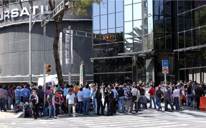 En pie de lucha. Maestros de la Coordinadora Nacional de Trabajadores de la Educación se manifestaron ayer martes frente a la Bolsa Mexicana de Valores, provocando el cierre de los carriles laterales de Paseo de la Reforma. Protestan por la aprobación de la Reforma Educativa. 