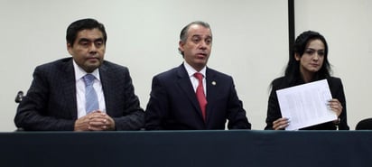 Sin precedente. El coordinador del PRD, Miguel Barbosa; el presidente de la Cámara Alta, Raúl Cervantes y la senadora Iris Vianey Mendoza, en conferencia de prensa después de presentar dos denuncias de hechos ante la PGR para que se investigue a la legisladora sobre los señalamientos que la vinculan presuntamente con el crimen organizado.