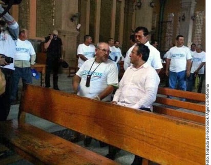 Un rosario.El líder de autodefensas, Hipólito Mora (izq.), y el sacerdote Gregorio López (der.), acordaron realizar un rosario en la catedral de Apatzingán.