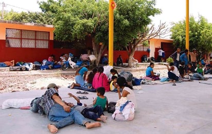 Migrantes.  Familias y personas que decidieron no unirse a las autodefensas o a los Templarios, salieron de Michoacán. 