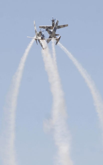 Espectáculo.  Aspecto del espectáculo aéreo presentado en el marco de la conmemoración de la Fuerza Aérea Mexicana realizada en la base aérea de Santa Lucía. 