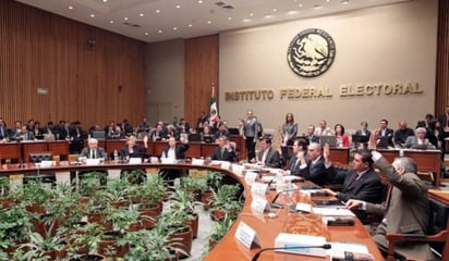 Plazo. En el decreto se establecieron 120 días naturales para integrar el Instituto Nacional Electoral (INE),	que hará las funciones del IFE. 