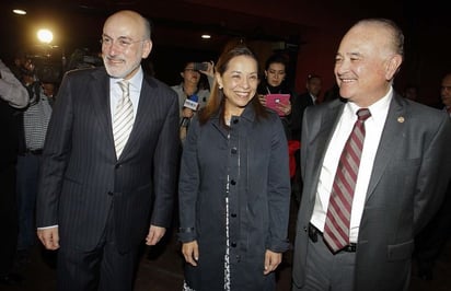 Reunión. Luis Felipe Bravo Mena, Josefina Vázquez Mota y Ernesto Ruffo, al final de una reunión de panistas aspirantes a la dirigencia del blanquiazul.