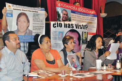 Expresan jarochos su temor. El Colectivo por la Paz Región Xalapa, las organizaciones civiles que lo integran, familiares de personas desaparecidas, secuestradas y víctimas de violencia del Estado de Veracruz, expresaron que la inseguridad que prevalece en el Estado ha afectado la vida cotidiana de la población con el aumento de
asesinatos, robos, represión, secuestros, desapariciones involuntarias y desapariciones forzadas.