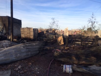 Incendio. Acabó con cinco jacales y los muebles que había en su interior.