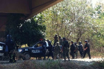 Enfrentamiento.  Elementos del Ejército, la Marina, la Policía Federal y de Seguridad Pública estatal y municipal se enfrentaron con un presunto grupo de delincuentes que los atacó con armas de fuego, mientras circulaban por la carretera federal.