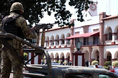  Blindaje. Elementos del Ejército vigilaron ayer las calles de Apatzingán, ante la llegada del secretario de Gobernación, Miguel Ángel Osorio Chong y el gobernador de la entidad, Fausto Vallejo. 