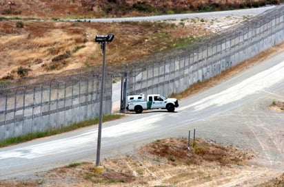 Muerte. Uno de los agentes que vigilaba la frontera dijo que fue atacado con una piedra en el rostro lanzada por un inmigrante. 