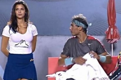 En un video subido a Youtube se puede ver a Nadal mirando de reojo a una de las recogepelotas. (Twitter)